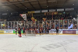 Les joueurs du HC Sierre fête leur victoire dans le derby face à leurs supporters